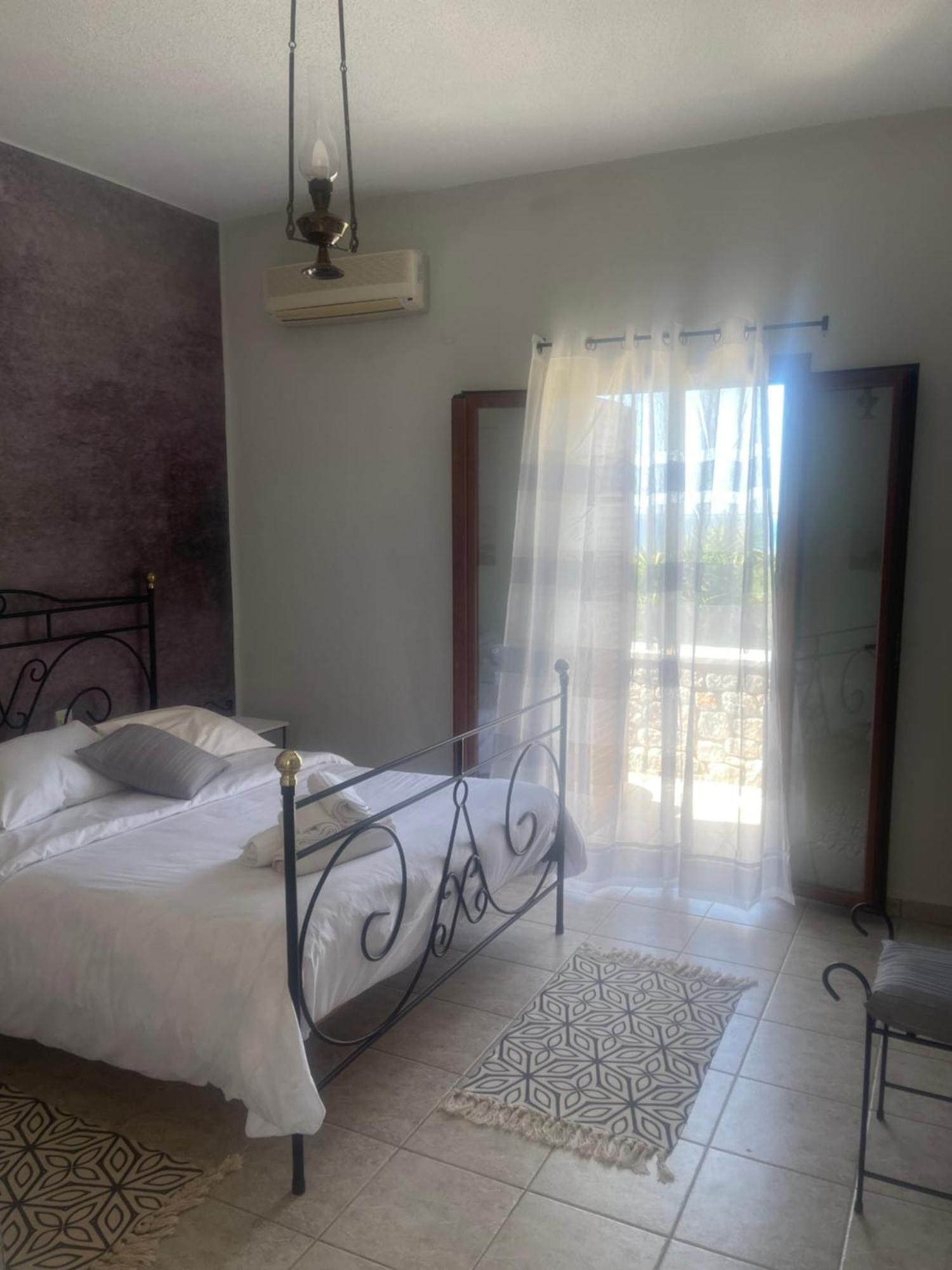 Lithos By The Sea Bed & Breakfast Neo Oitilo Exterior photo