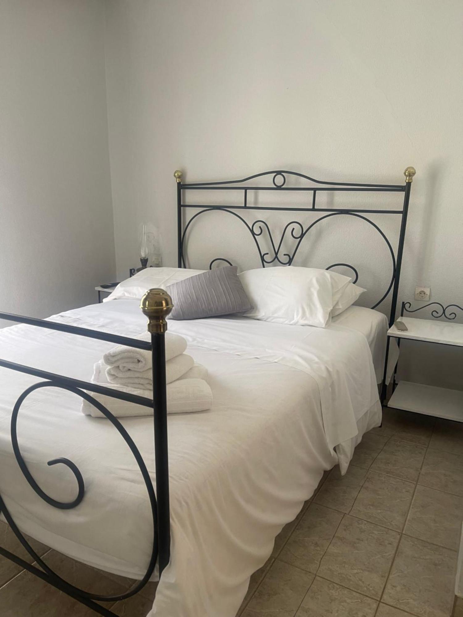 Lithos By The Sea Bed & Breakfast Neo Oitilo Exterior photo