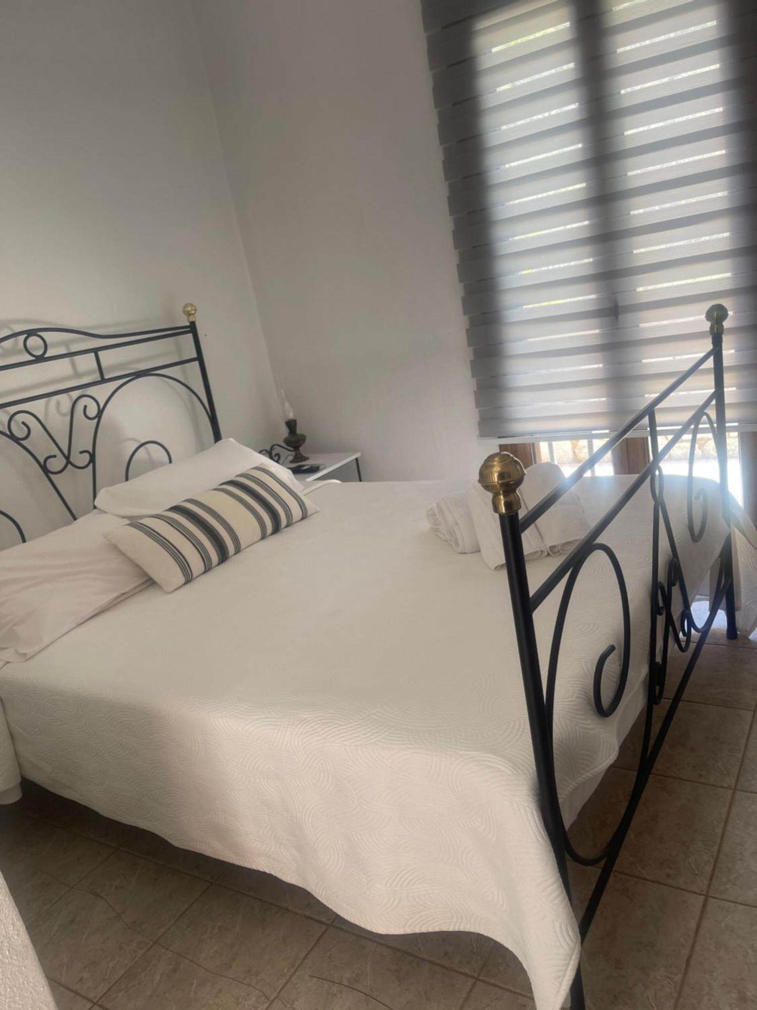 Lithos By The Sea Bed & Breakfast Neo Oitilo Exterior photo