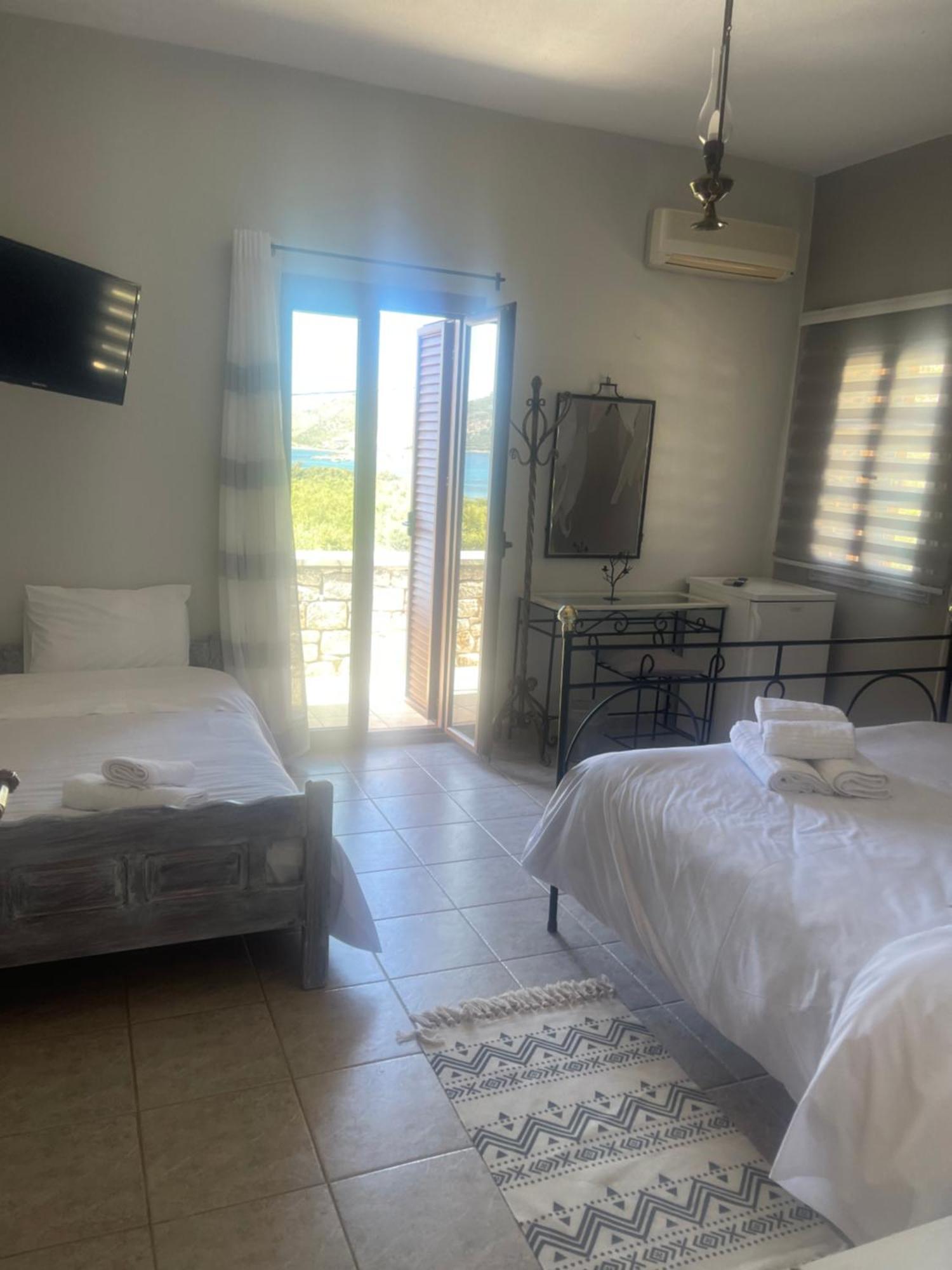 Lithos By The Sea Bed & Breakfast Neo Oitilo Exterior photo