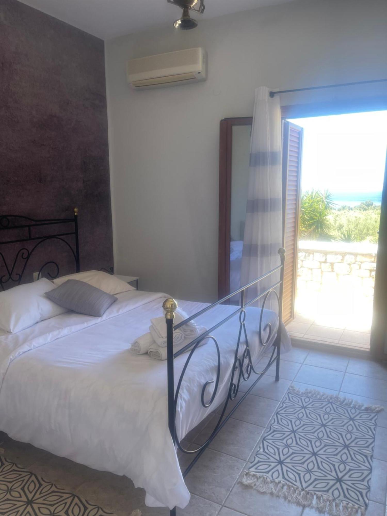 Lithos By The Sea Bed & Breakfast Neo Oitilo Exterior photo