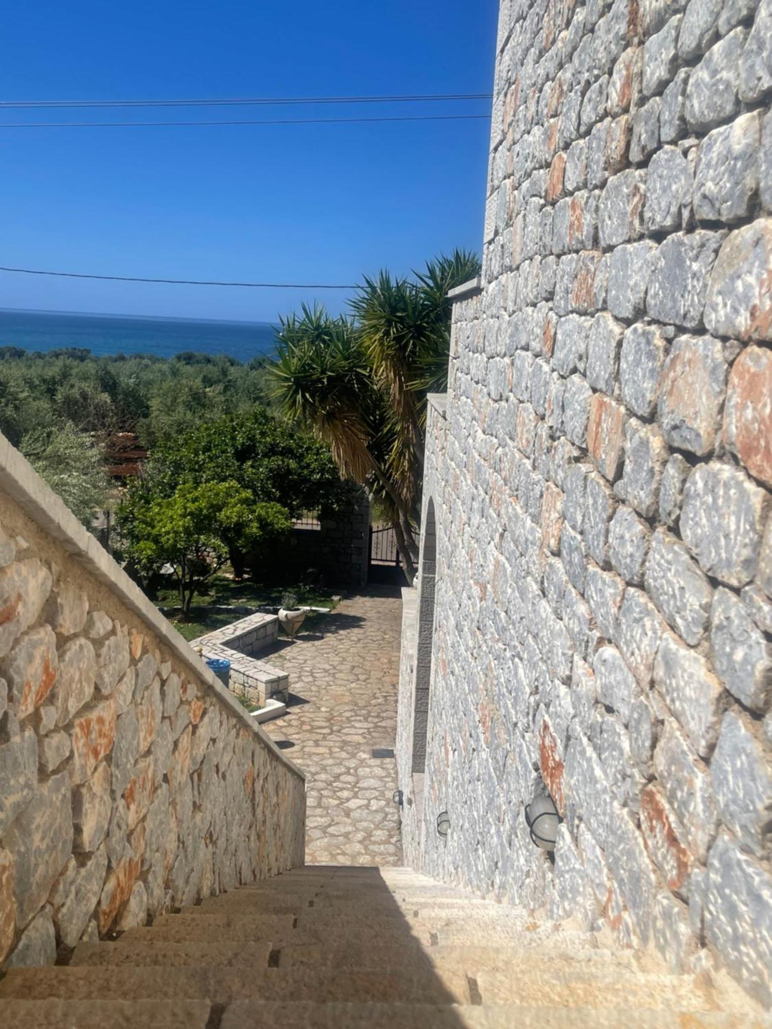 Lithos By The Sea Bed & Breakfast Neo Oitilo Exterior photo